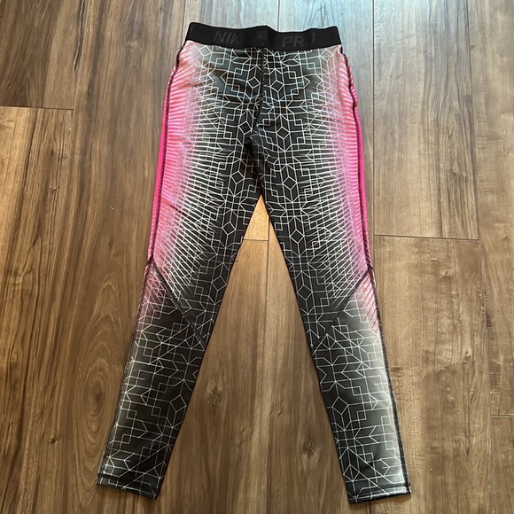 Nike pro legging in black, white and hot pink - Picture 7 of 8